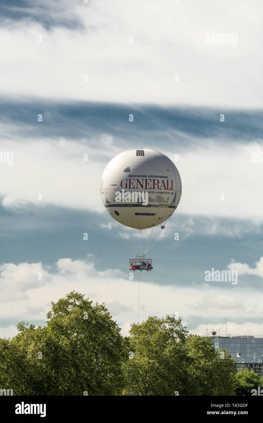 Il Ballon Generali è un tethered palloncino elio, utilizzato come attrazione turistica e sostegno pubblicitario. Installato a Parigi dal 1999 nel Parc André- Foto Stock