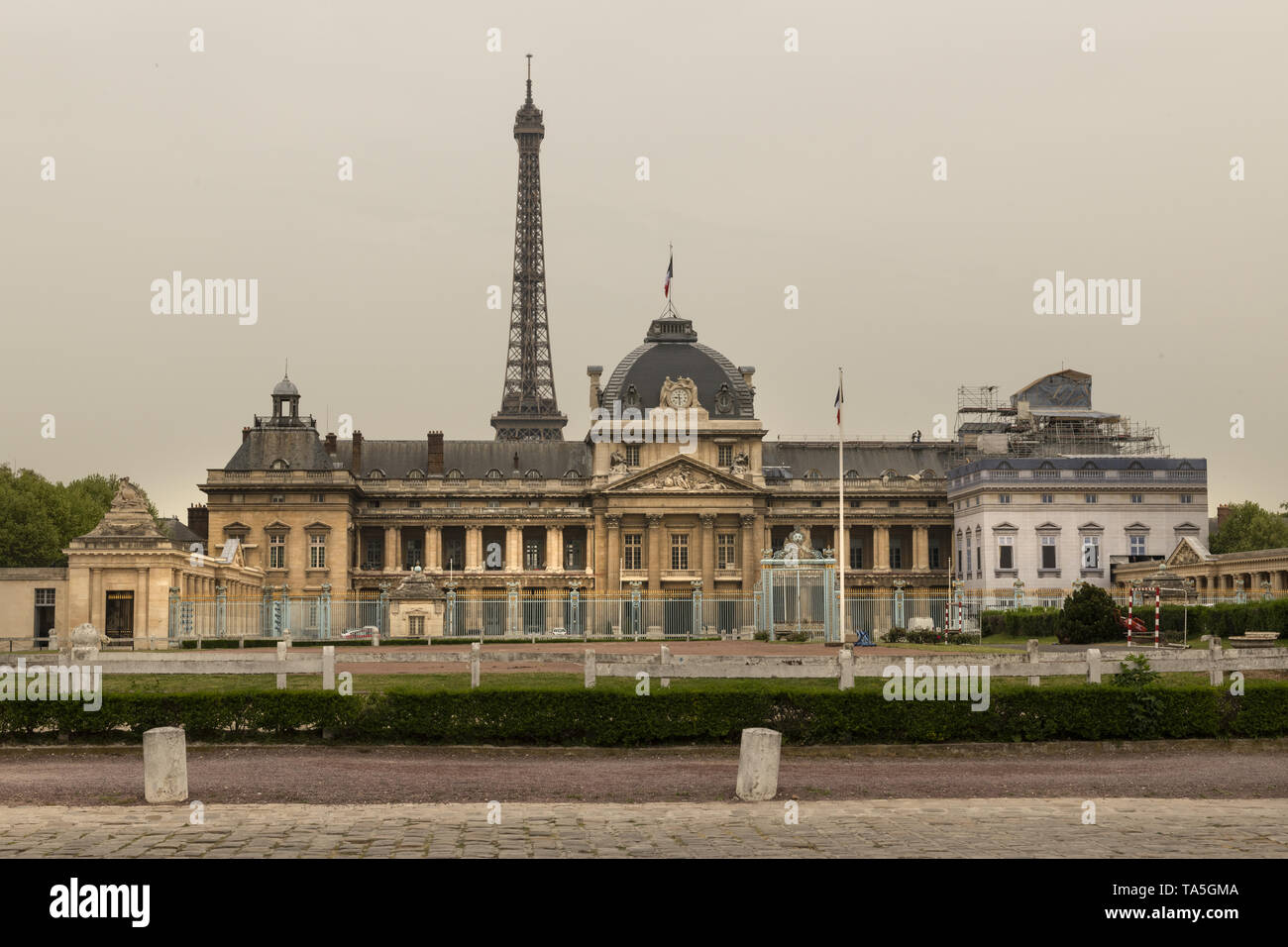 Francia, Parigi, 2019 - 04 scuola militare. La École Militaire di Parigi è un vasto insieme di edifici a sud-est della Torre Eiffel. Il complesso h Foto Stock