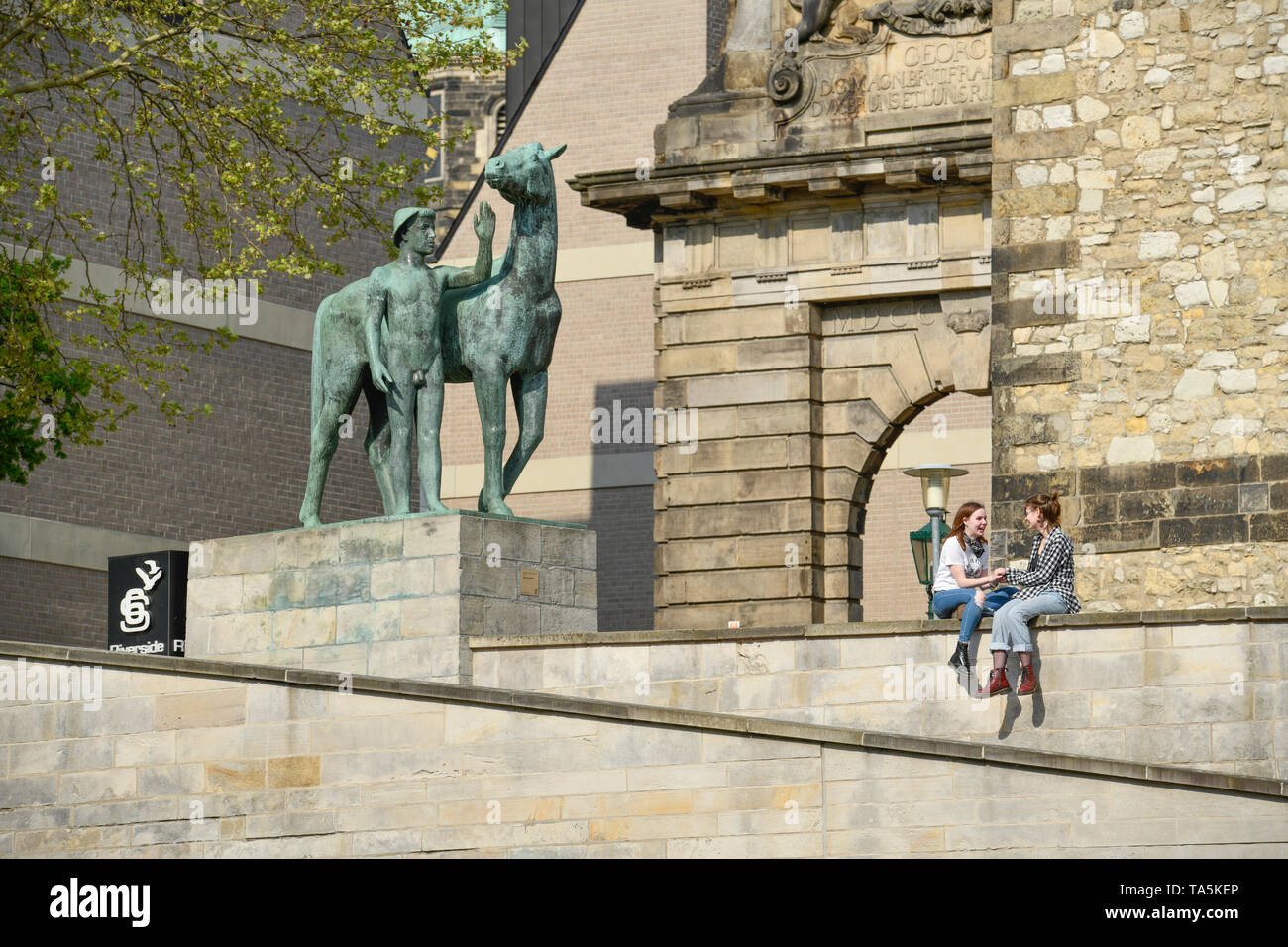 'Sculpture " uomini a cavallo'' da Hermann Scheuernstuhl, sulla riva alta, Hannover, Bassa Sassonia, Germania', 'MSkulptur ann mit Pferd' von Hermann S Foto Stock