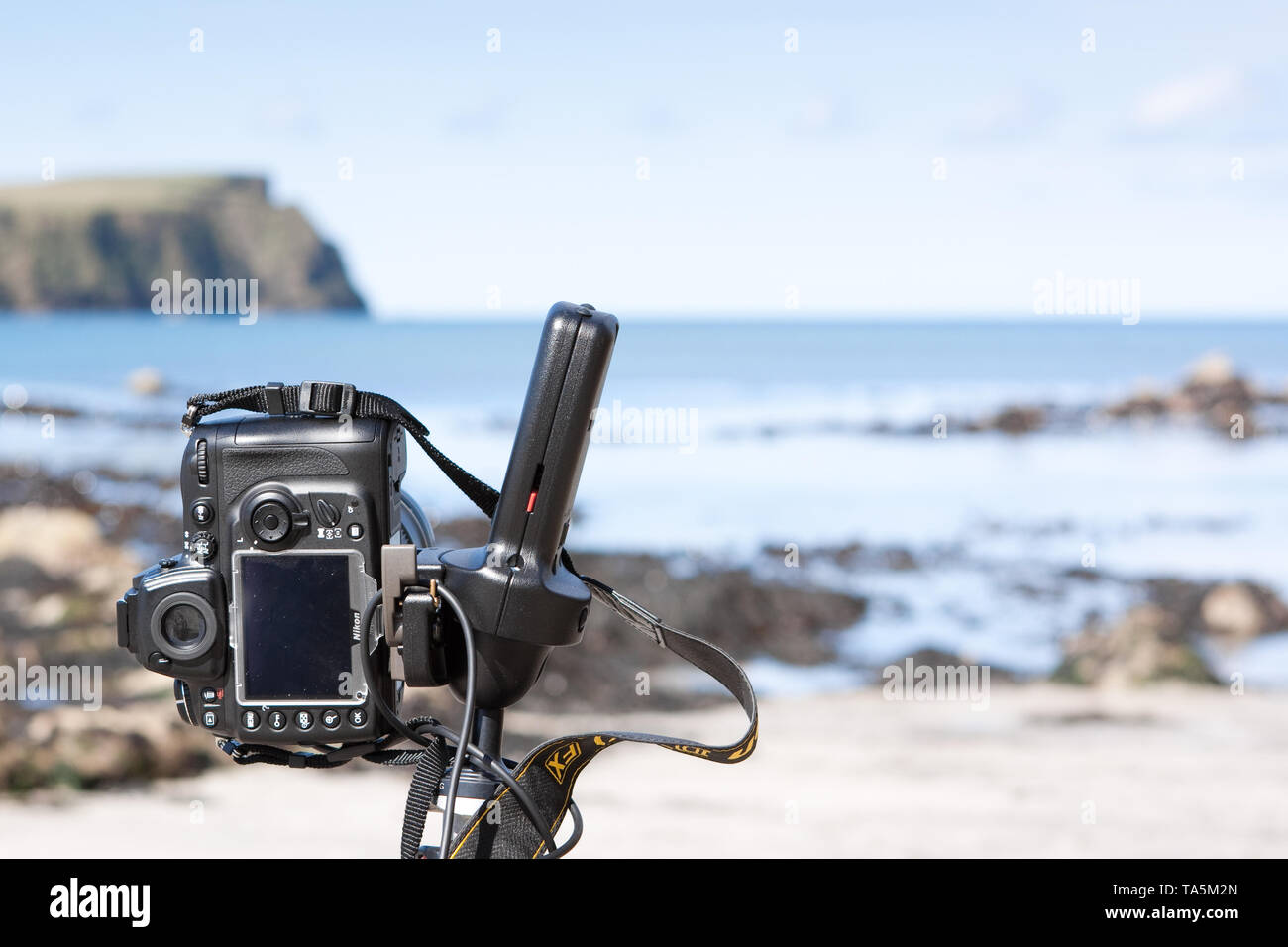 Una reflex a fotografare il St Ninians Isle beach nelle isole Shetland, al nord della Scozia, Regno Unito. Foto Stock