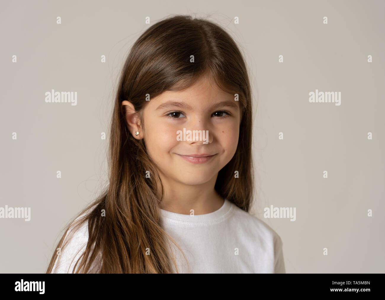 Carino felice, fiducioso, successo, orgogliosa bambina sorride alla telecamera. Positive le emozioni umane e le espressioni del viso, bambini e istruzione con Foto Stock