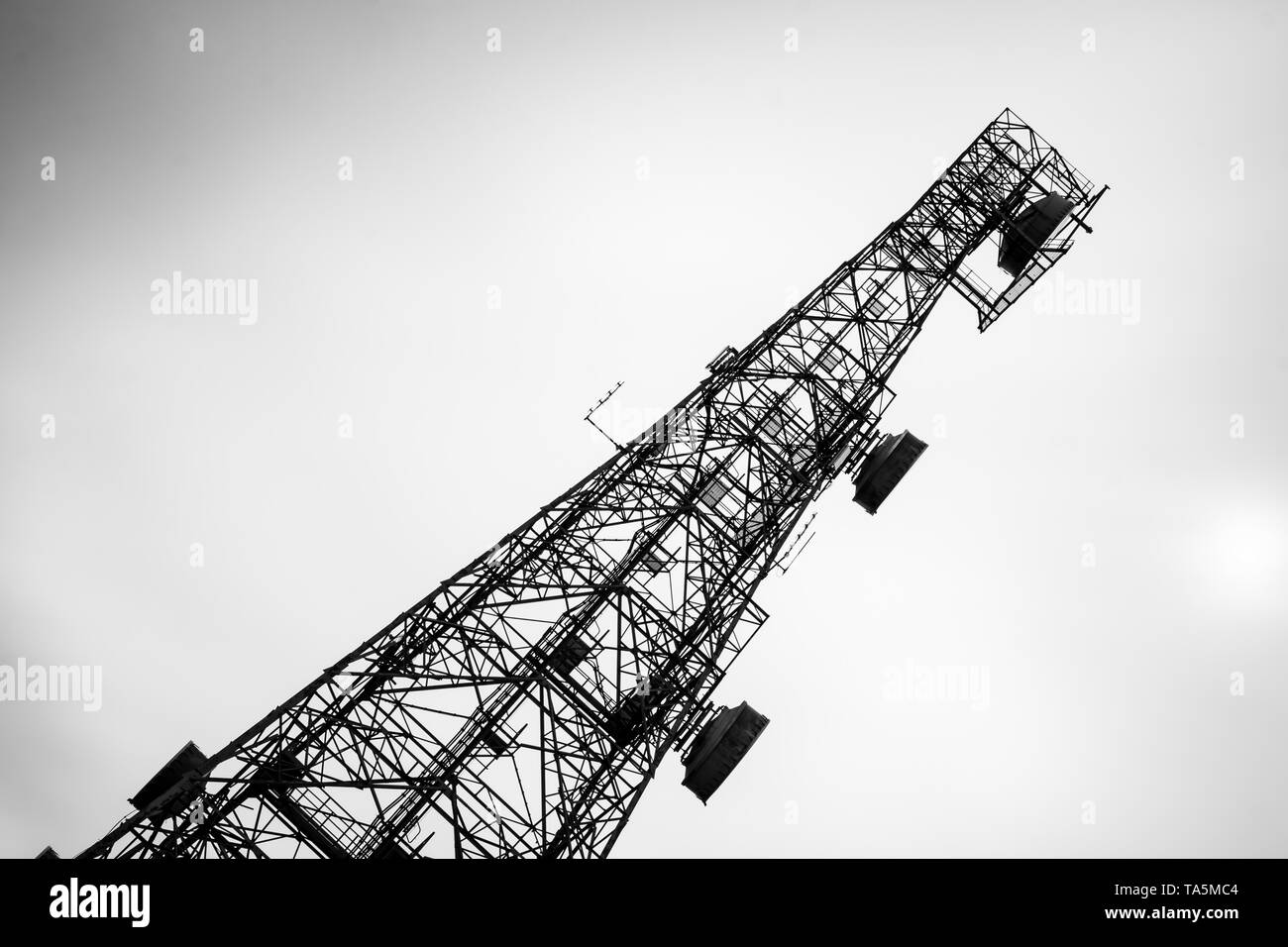 Un trasmettitore a torre. Foto Stock