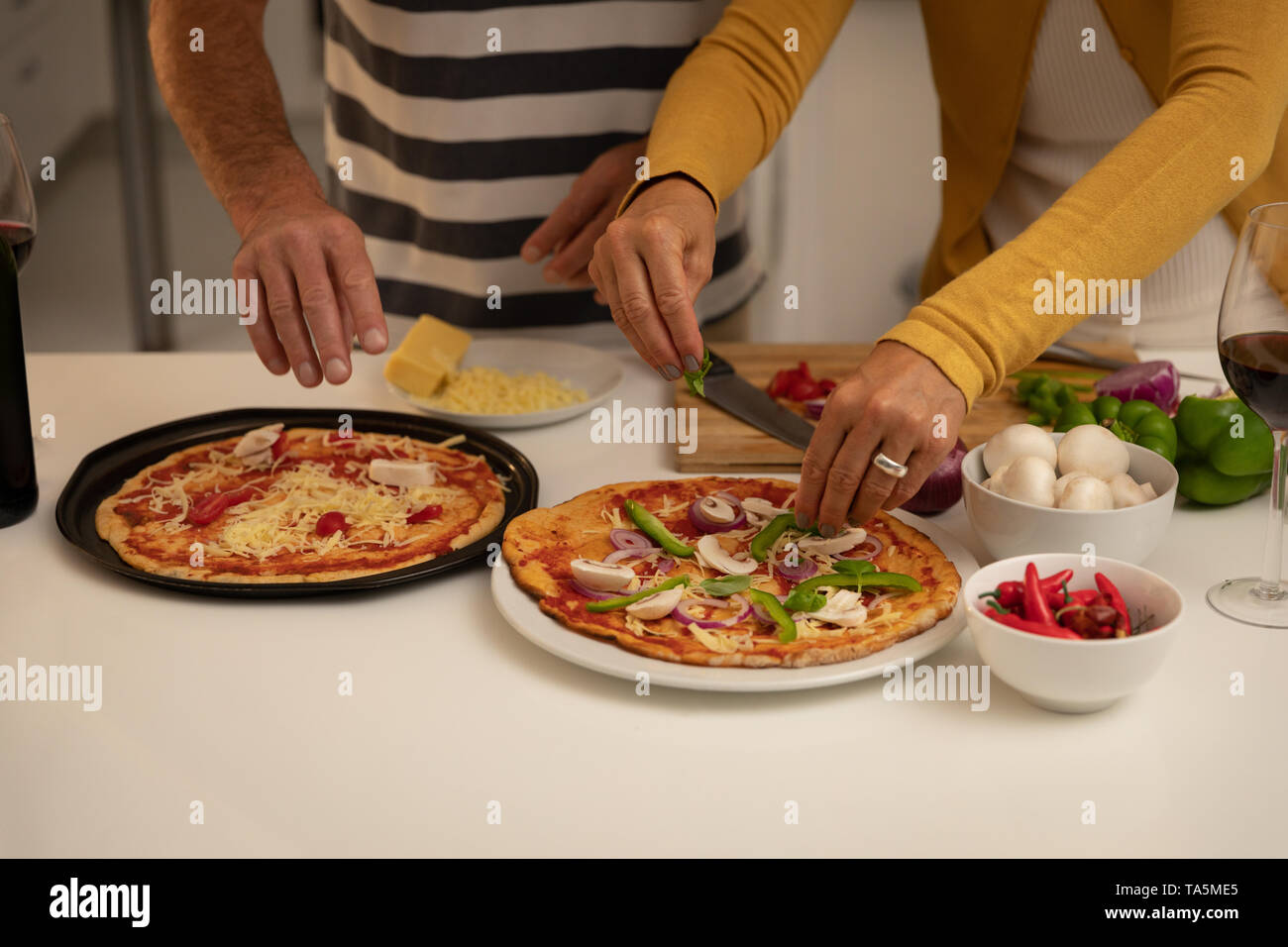 Coppia matura preparare la pizza in cucina a casa Foto Stock