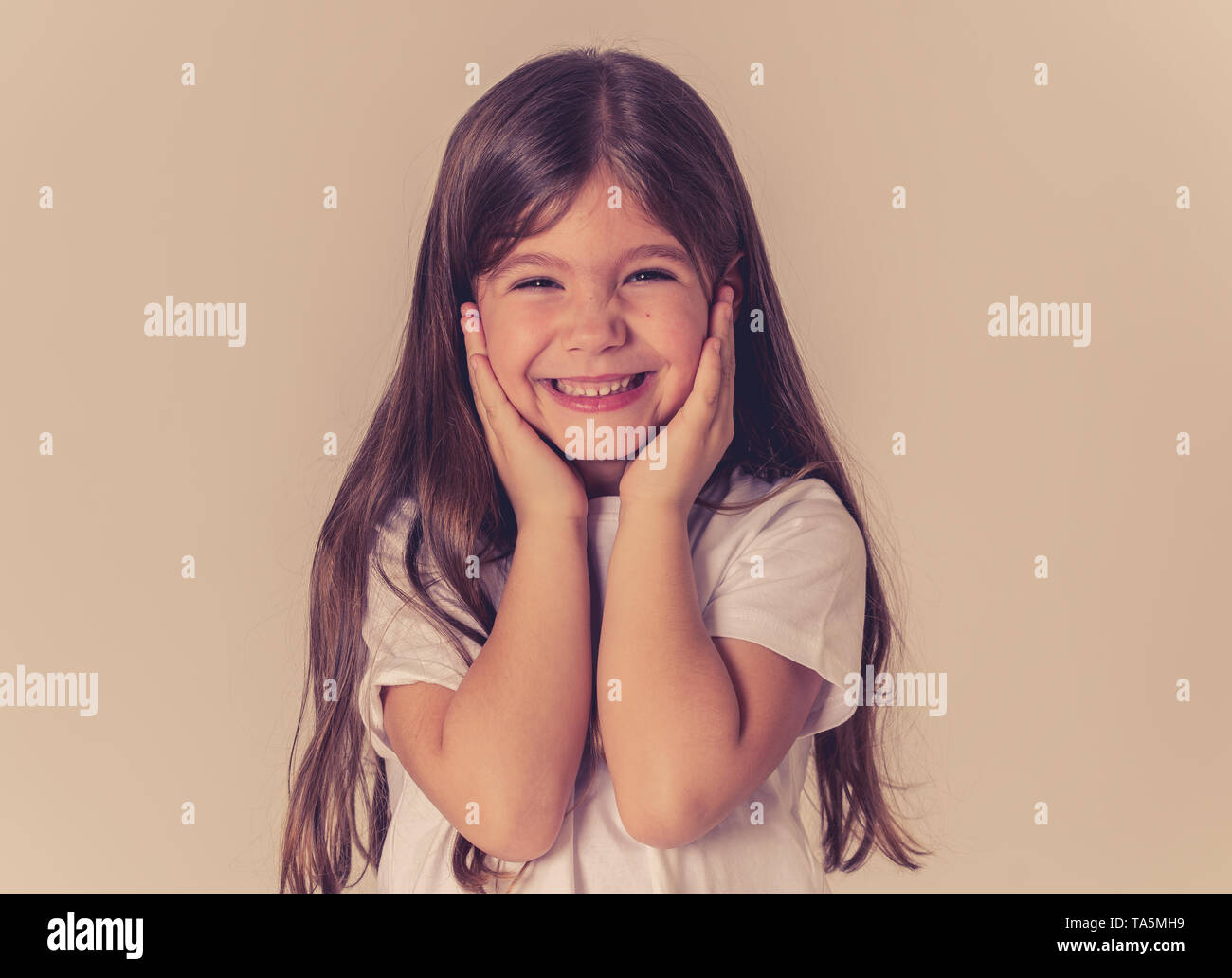 Ritratto di Carino felice, entusiasta, divertente, allegro giovane ragazza di capretto con scioccato sorpreso faccia sentire bene e inattesa novità. In bambini e positiva Foto Stock