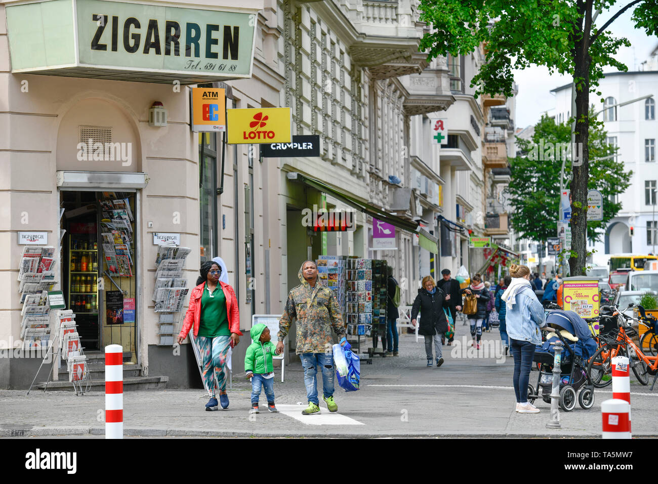 I passanti da marciapiede, Bergmannstrasse, Krizevac, Berlino, Germania, Passanten, Bürgersteig, Bergmannstraße, Kreuzberg, Deutschland Foto Stock