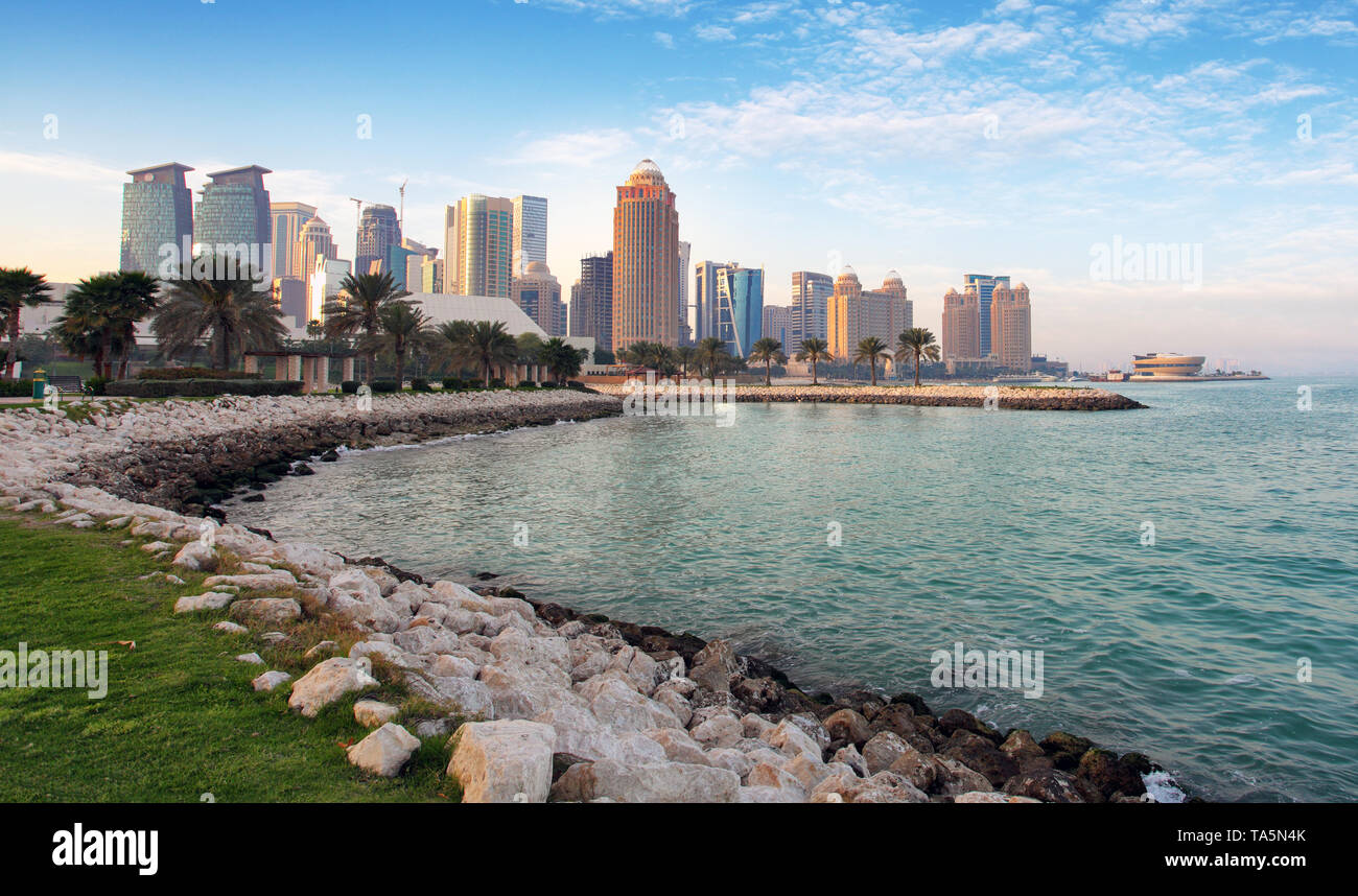 Qatar - Doha skyline della città con il mare Foto Stock