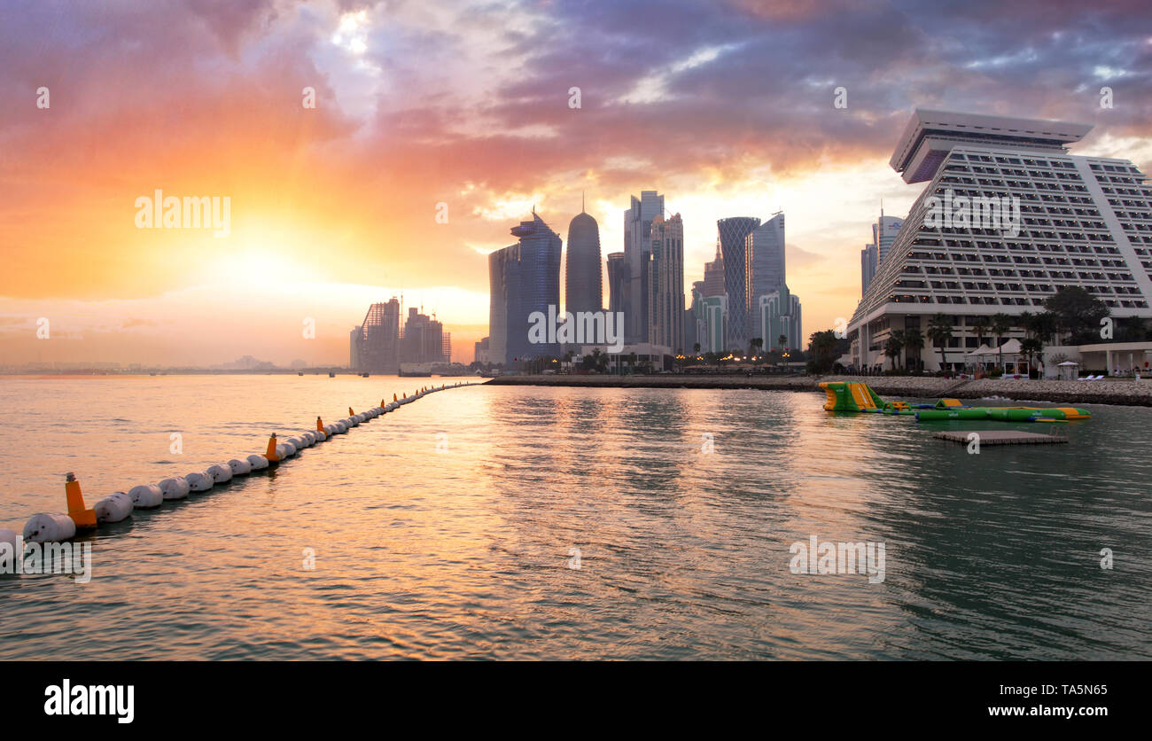 Il Qatar Doha skyline della citta' al tramonto spettacolare Foto Stock