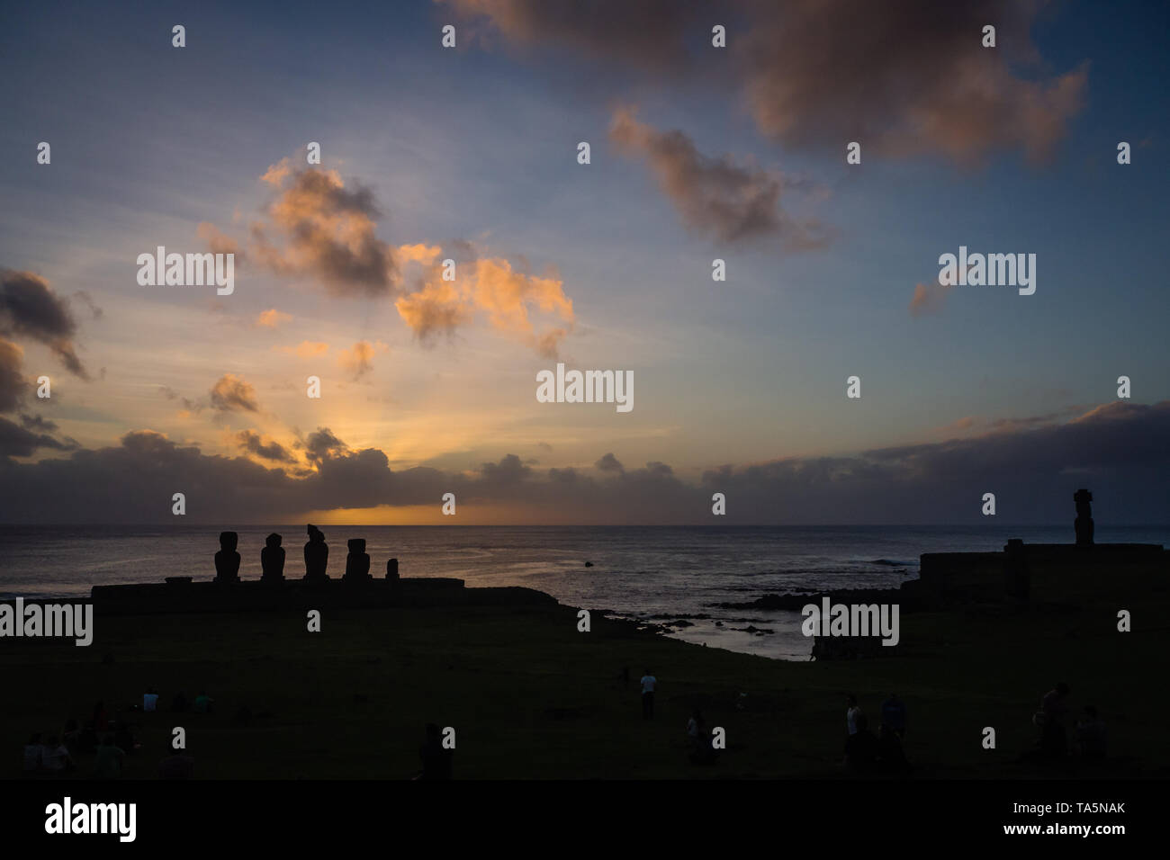 Sagome di Ahu Tahai moai in Hanga Roa, Isola di Pasqua in Cile durante il tramonto Foto Stock