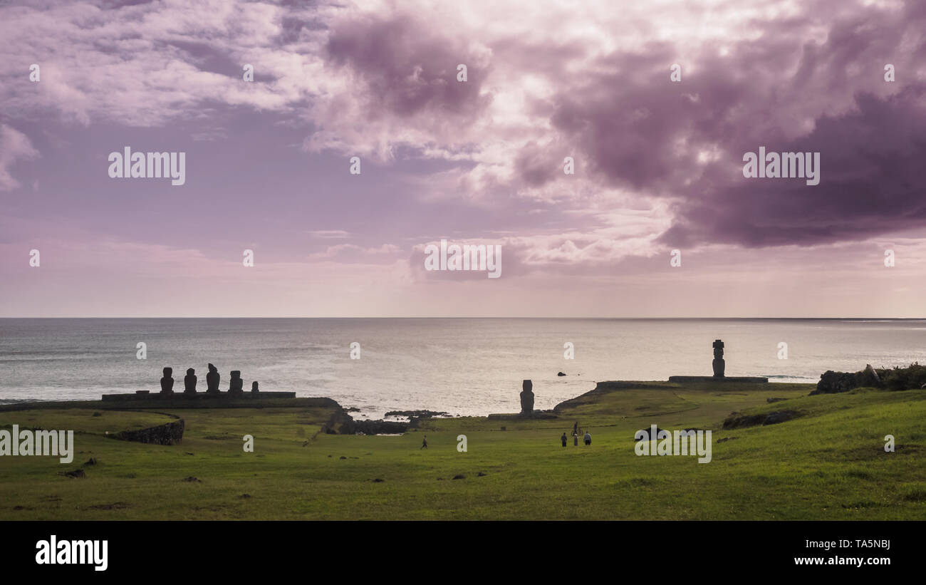 Sagome di Ahu Tahai moai in Hanga Roa, Isola di Pasqua in Cile durante il tramonto Foto Stock