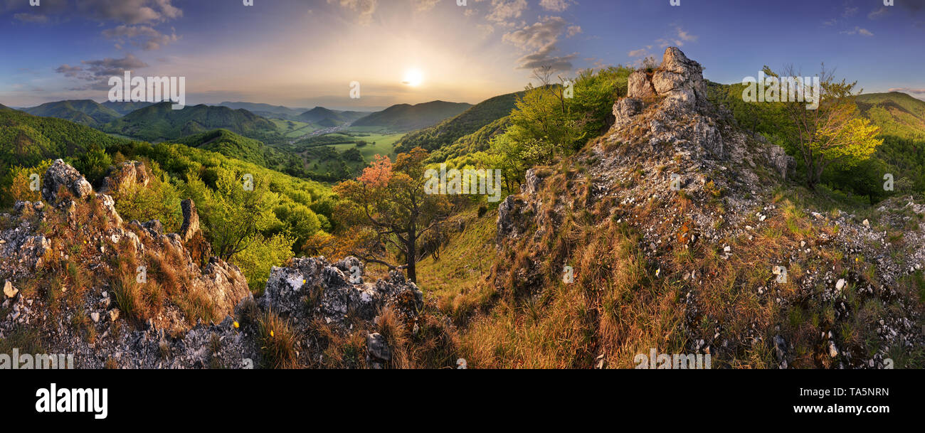 Maestoso tramonto nel paesaggio di montagna Foto Stock