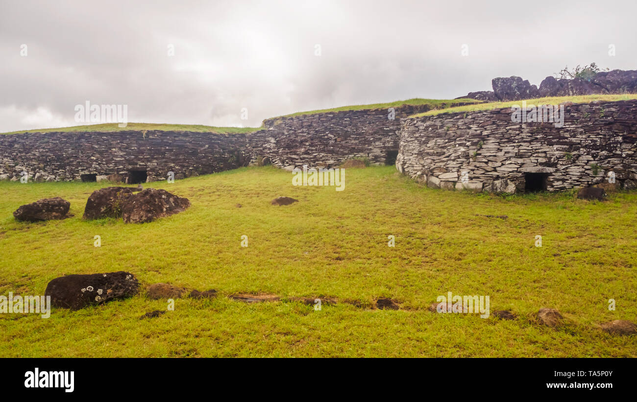 Città cerimoniale di Orongo sulla Rano Kao vulcano sull isola di pasqua. Rapa Nui cultura Cile Foto Stock
