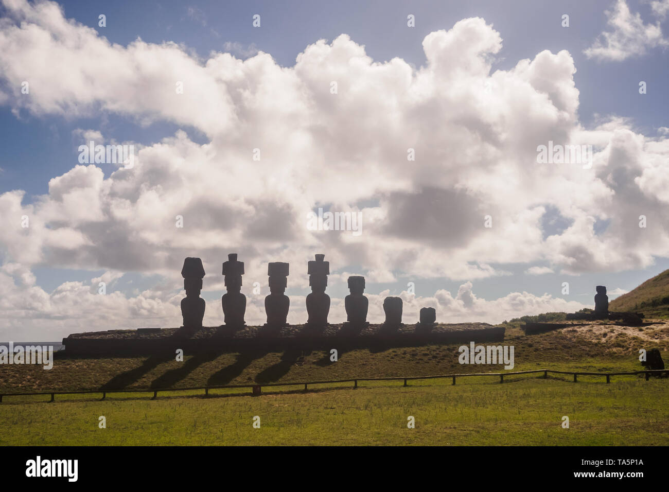 Moai de Ahu Nau Nau sulla spiaggia di Anakena sull'Isola di Pasqua. Rapa Nui cultura Cile Foto Stock