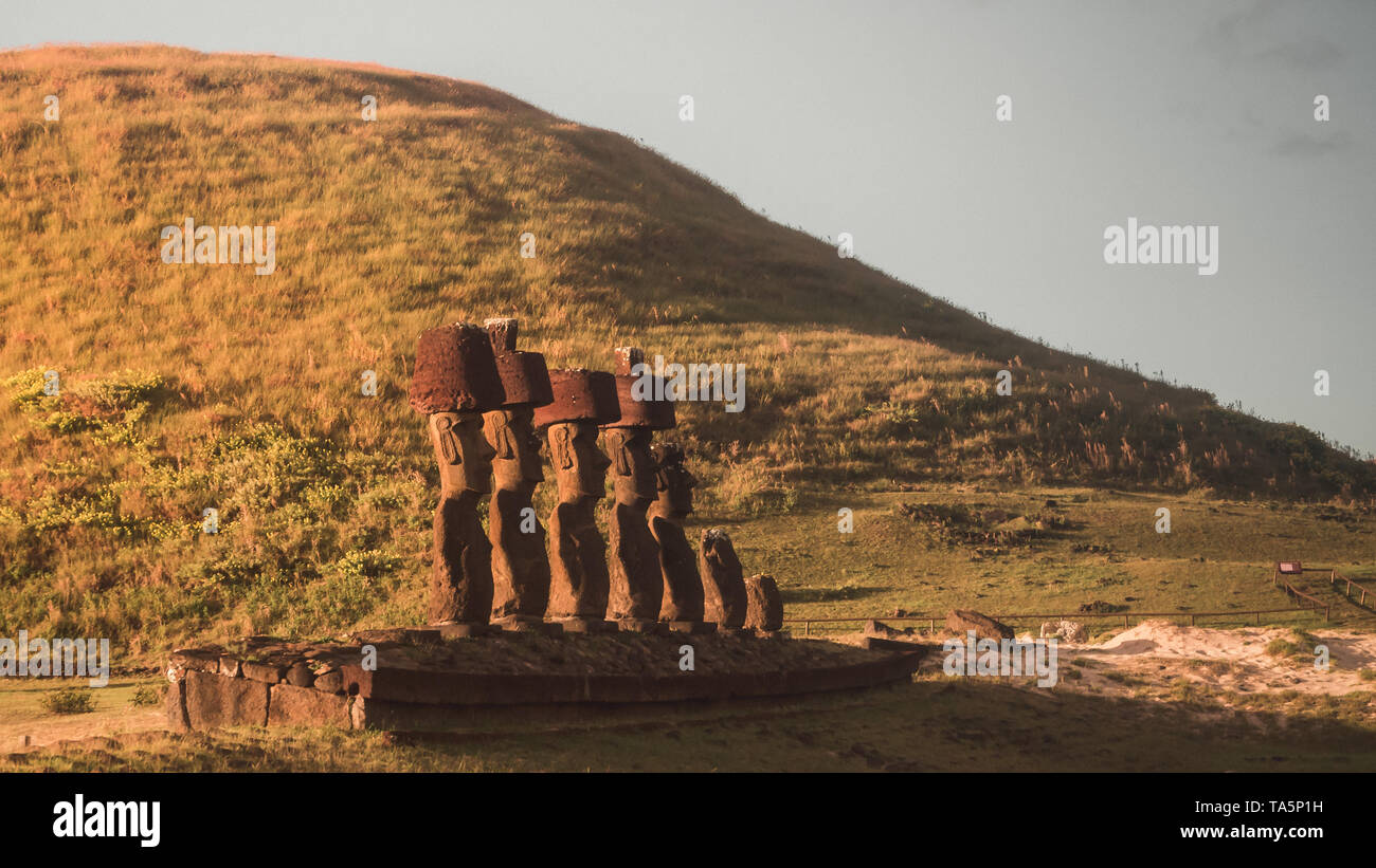 Moai di Ahu Nau Nau sulla spiaggia di Anakena sull'Isola di Pasqua. Rapa Nui cultura Cile Foto Stock