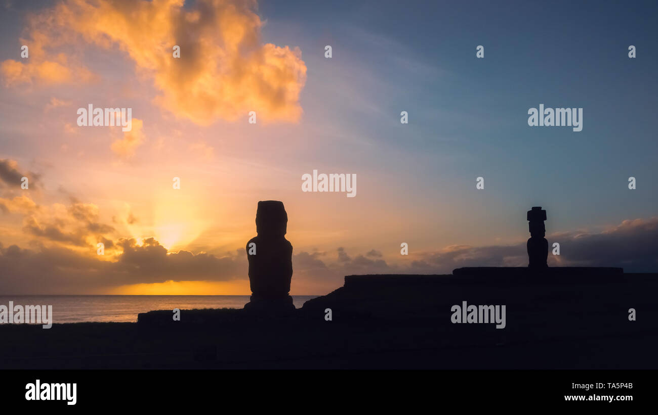 Moai di Ahu Tahai in Hanga Roa, capitale dell'isola di pasqua durante il tramonto. Rapa Nui Foto Stock