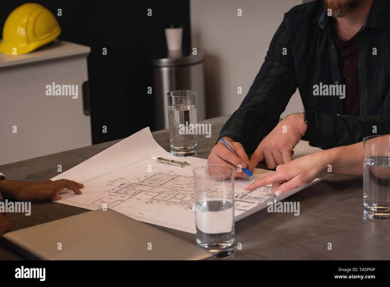 Architetto business persone che lavorano al progetto e business plan Foto Stock