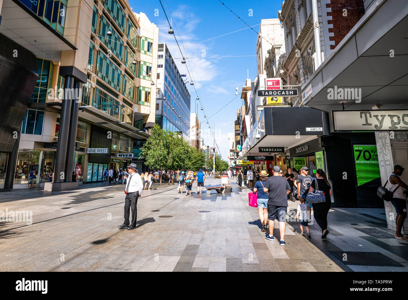 Il 30 dicembre 2018, Adelaide SA Australia : Vista di Rundle mall pedonale piena di negozi con persone in Adelaide Australia Meridionale Foto Stock