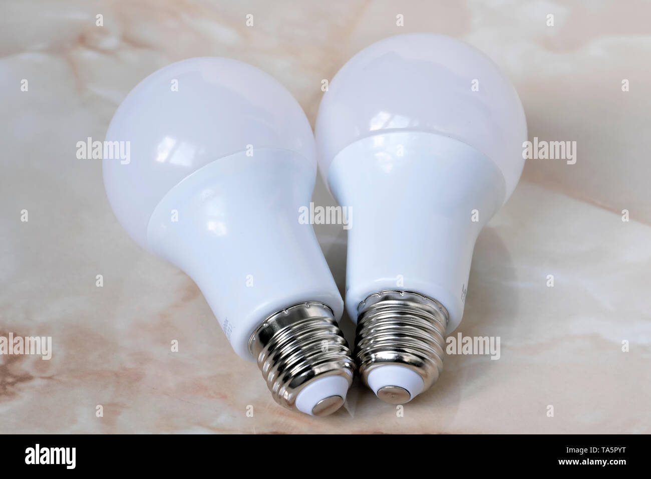 Illuminazione lampade elettriche per salotti LED close-up giacciono sul tavolo Foto Stock