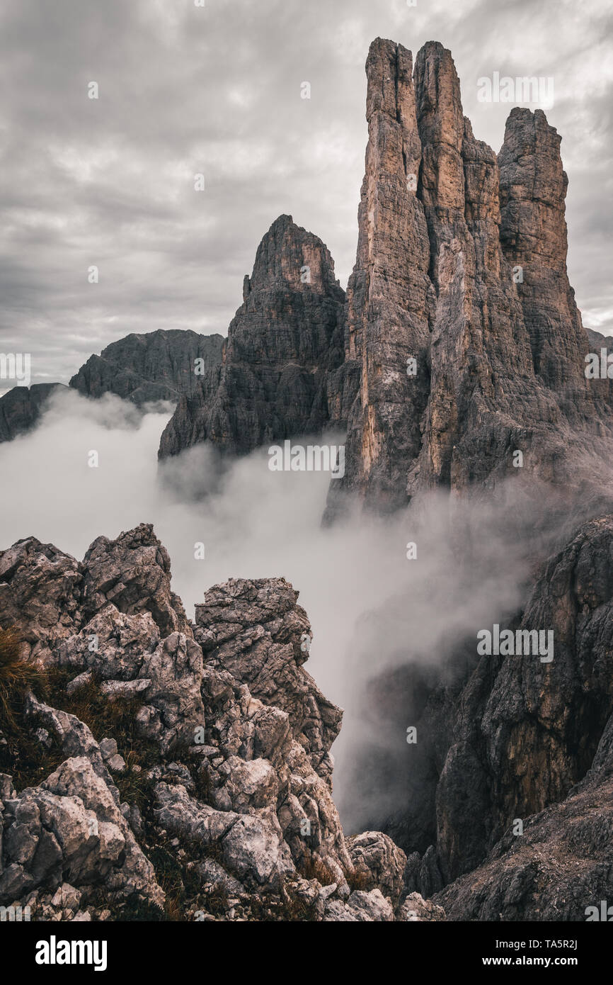 Vista di italiano picchi di montagna circondato da nuvole Foto Stock