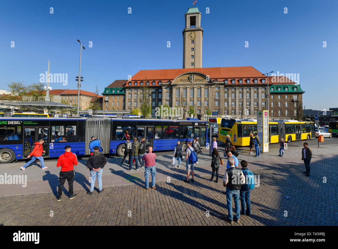 Fermata bus, old town-abitante di anello, municipio Spandau, Carl grembiule street, Spandau, Berlino, Germania, Bushaltestelle, Altstädter Ring, Rathaus Spandau, auto Foto Stock