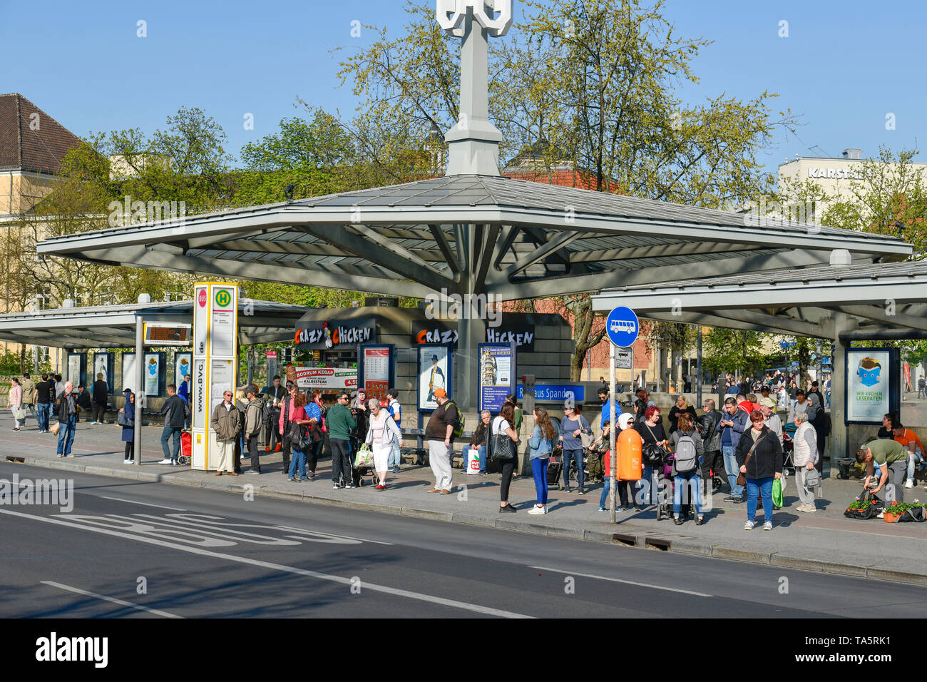 Fermata bus, old town-abitante di anello, Spandau, Berlino, Germania, Bushaltestelle, Altstädter Ring Deutschland Foto Stock