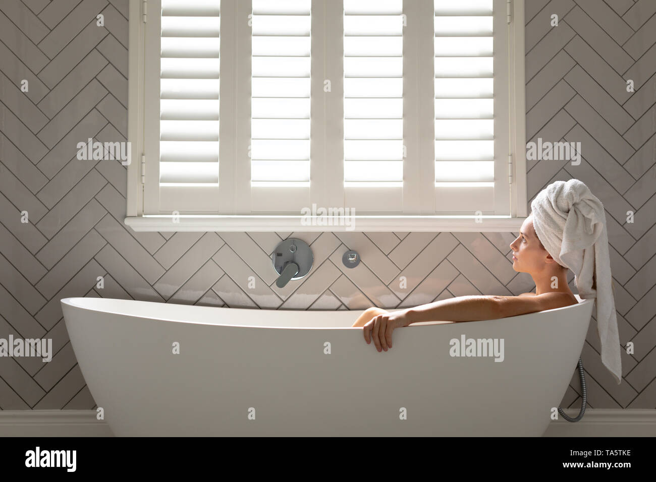 Seduto nella vasca da bagno immagini e fotografie stock ad alta risoluzione  - Alamy