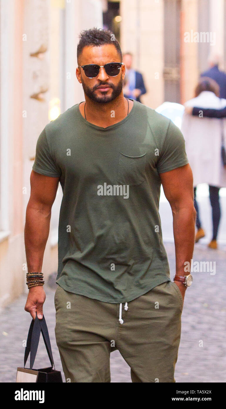 Roma, attore britannico Ricky Whittle cammina per le strade della capitale. Foto Stock