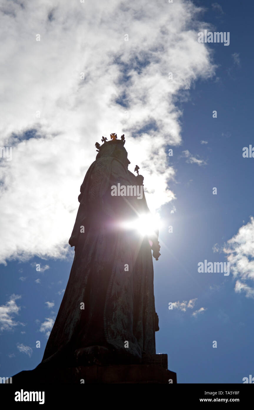 Leith, Edinburgh, Regno Unito. 22 maggio 2019. Questo anno che commemora il bicentenario della nascita della regina Victoria. Questa statua in bronzo situato ai piedi di Leith Walk di fronte a ciò che è ora il nuovo Kirkgate Shopping Center. Scolpito da John Stevenson Rhind (scozzese, 1859 - 1937) ha svelato da Lord Rosebery il 12 ottobre 1907. Foto Stock