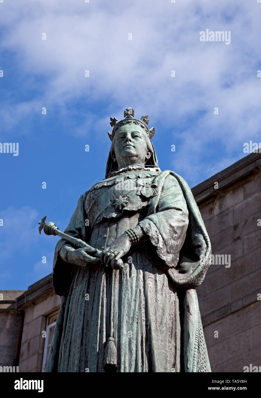 Leith, Edinburgh, Regno Unito. 22 maggio 2019. Questo anno che commemora il bicentenario della nascita della regina Victoria. Questa statua in bronzo situato ai piedi di Leith Walk di fronte a ciò che è ora il nuovo Kirkgate Shopping Center. Scolpito da John Stevenson Rhind (scozzese, 1859 - 1937) ha svelato da Lord Rosebery il 12 ottobre 1907. Foto Stock