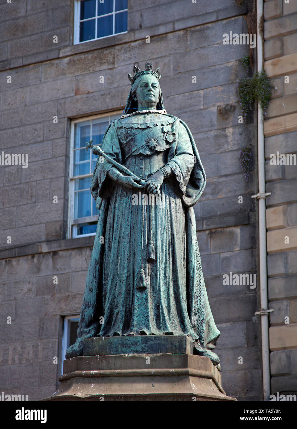 Leith, Edinburgh, Regno Unito. 22 maggio 2019. Questo anno che commemora il bicentenario della nascita della regina Victoria. Questa statua in bronzo situato ai piedi di Leith Walk di fronte a ciò che è ora il nuovo Kirkgate Shopping Center. Scolpito da John Stevenson Rhind (scozzese, 1859 - 1937) ha svelato da Lord Rosebery il 12 ottobre 1907. Foto Stock