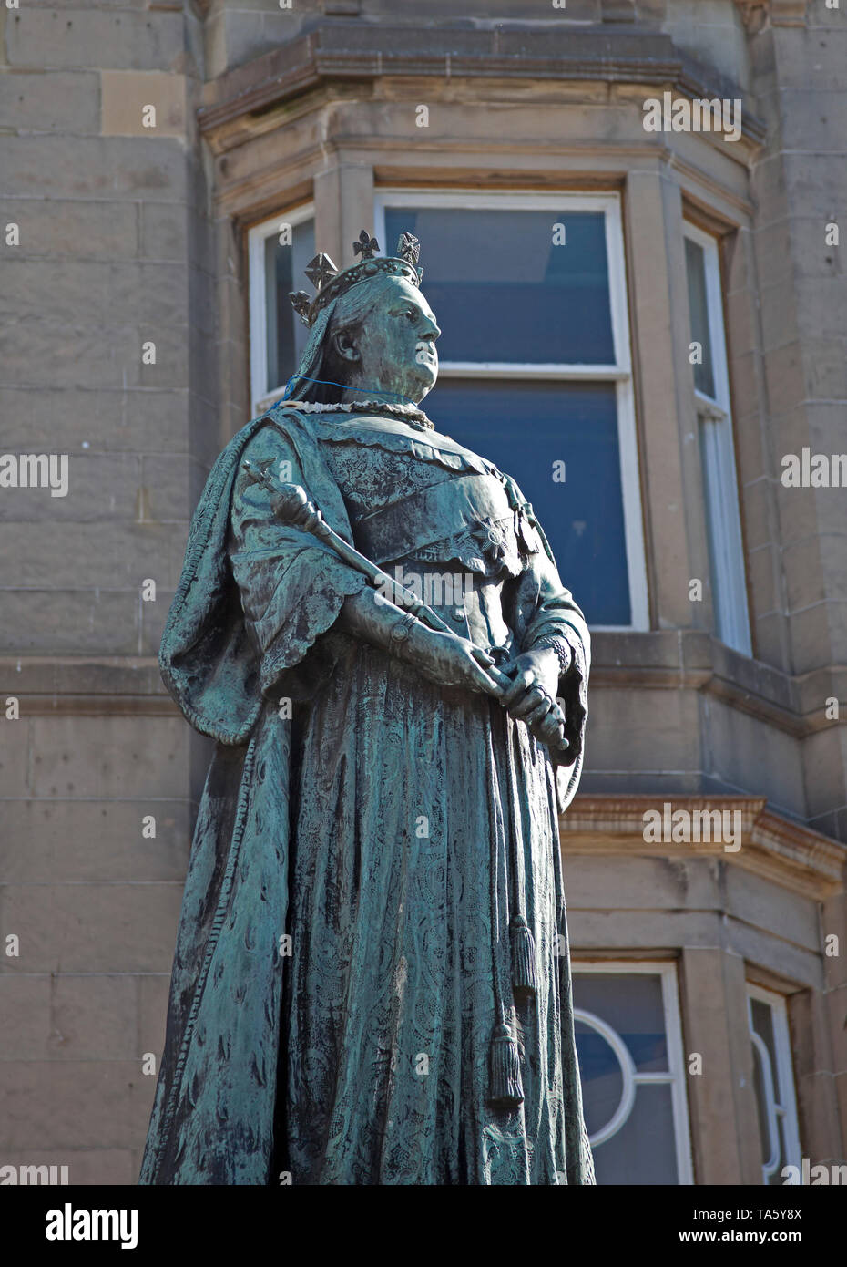 Leith, Edinburgh, Regno Unito. 22 maggio 2019. Questo anno che commemora il bicentenario della nascita della regina Victoria. Questa statua in bronzo situato ai piedi di Leith Walk di fronte a ciò che è ora il nuovo Kirkgate Shopping Center. Scolpito da John Stevenson Rhind (scozzese, 1859 - 1937) ha svelato da Lord Rosebery il 12 ottobre 1907. Foto Stock
