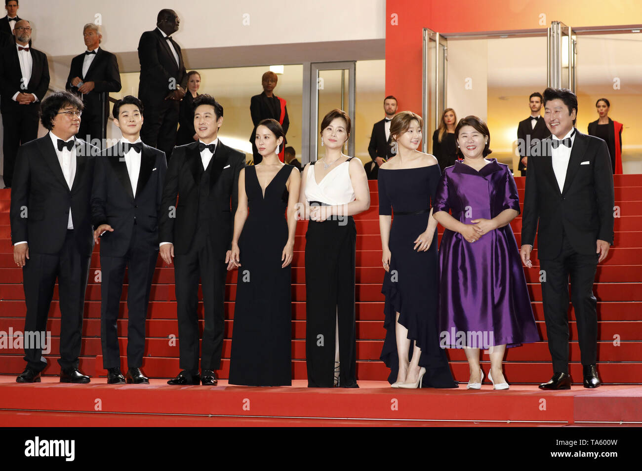 Cannes, Francia. 21 Maggio, 2019. Joon-HO BONG, Woo-sik Choi, Sun-kyun Lee, Yeo-Jeong Cho Chang Hye-jin, così-dam Park, Jeong-eun Lee e Kang-ho Song frequentando il "parassiti/Gisaengchung' premiere durante la 72a Cannes Film Festival presso il Palais des Festivals il 21 maggio 2019 a Cannes, Francia | Utilizzo di credito in tutto il mondo: dpa/Alamy Live News Foto Stock