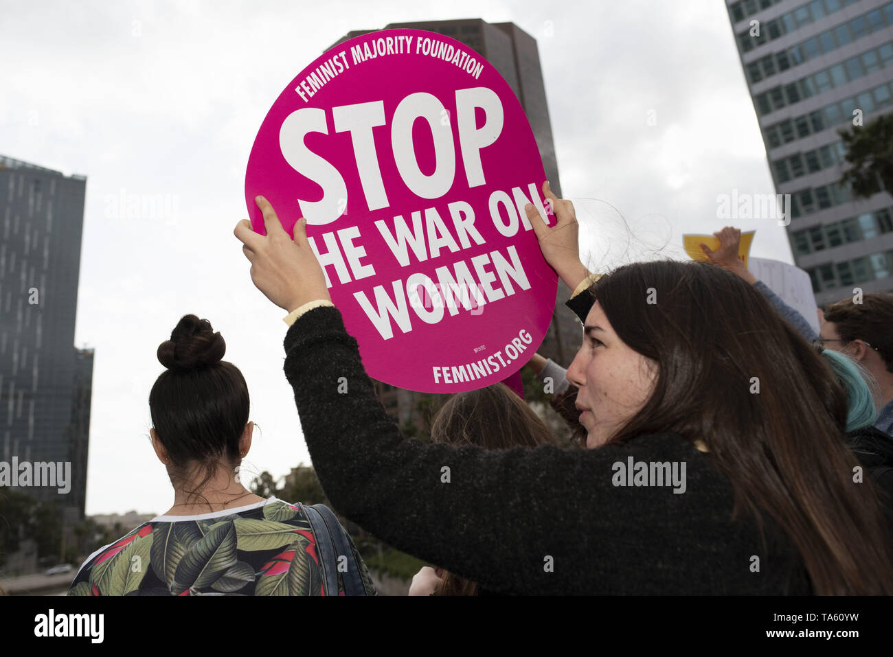 21 maggio 2019 - Los Angeles, CA, Stati Uniti - Un attivista visto tenendo un cartello che dice a fermare la guerra sulle donne durante la protesta..i diritti delle donne gli attivisti hanno protestato contro le restrizioni su aborti dopo Alabama ha superato le più restrittive divieti di aborto in noi. Arresto di analoghi divieti giornata di azione per aborto raduni dei diritti si sono tenute in tutta la nazione. (Credito Immagine: © Ronen Tivony/SOPA immagini via ZUMA filo) Foto Stock