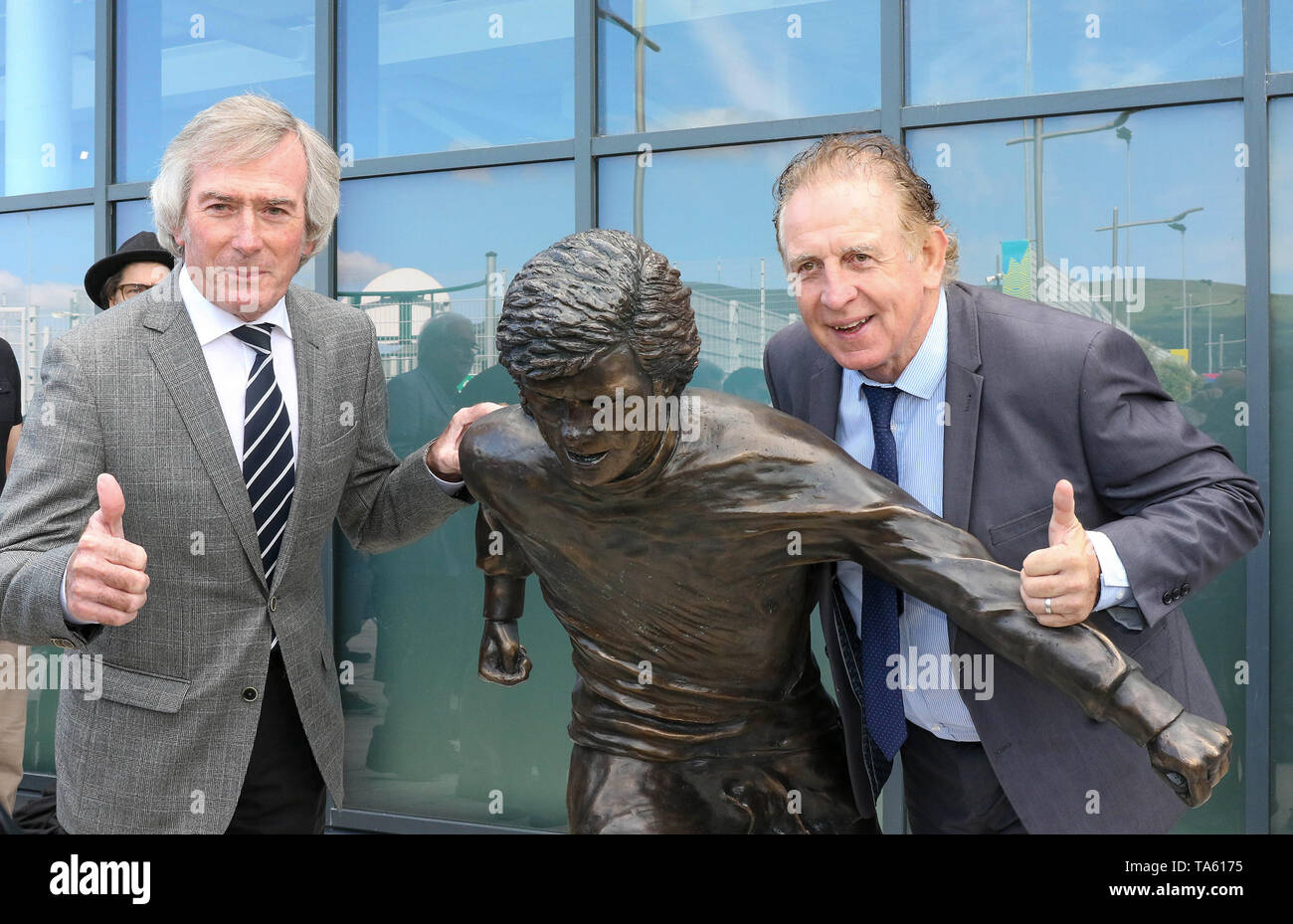 Olympia centro ricreativo, Belfast, Irlanda del Nord. 22 maggio 2019. Una vita dimensioni statua in bronzo di ex-Irlanda del Nord e il Manchester United legend George Best è stata svelata a Belfast oggi. Universalmente riconosciuto come uno dei pezzi intramontabili, meglio chi è morto il 25 novembre 2005, sarebbe stato 73 di oggi. La statua in bronzo è stato creato da Belfast scultore Tony Currie ed è stata finanziata con i fondi pubblici. Credito: David Hunter/Alamy Live News Foto Stock