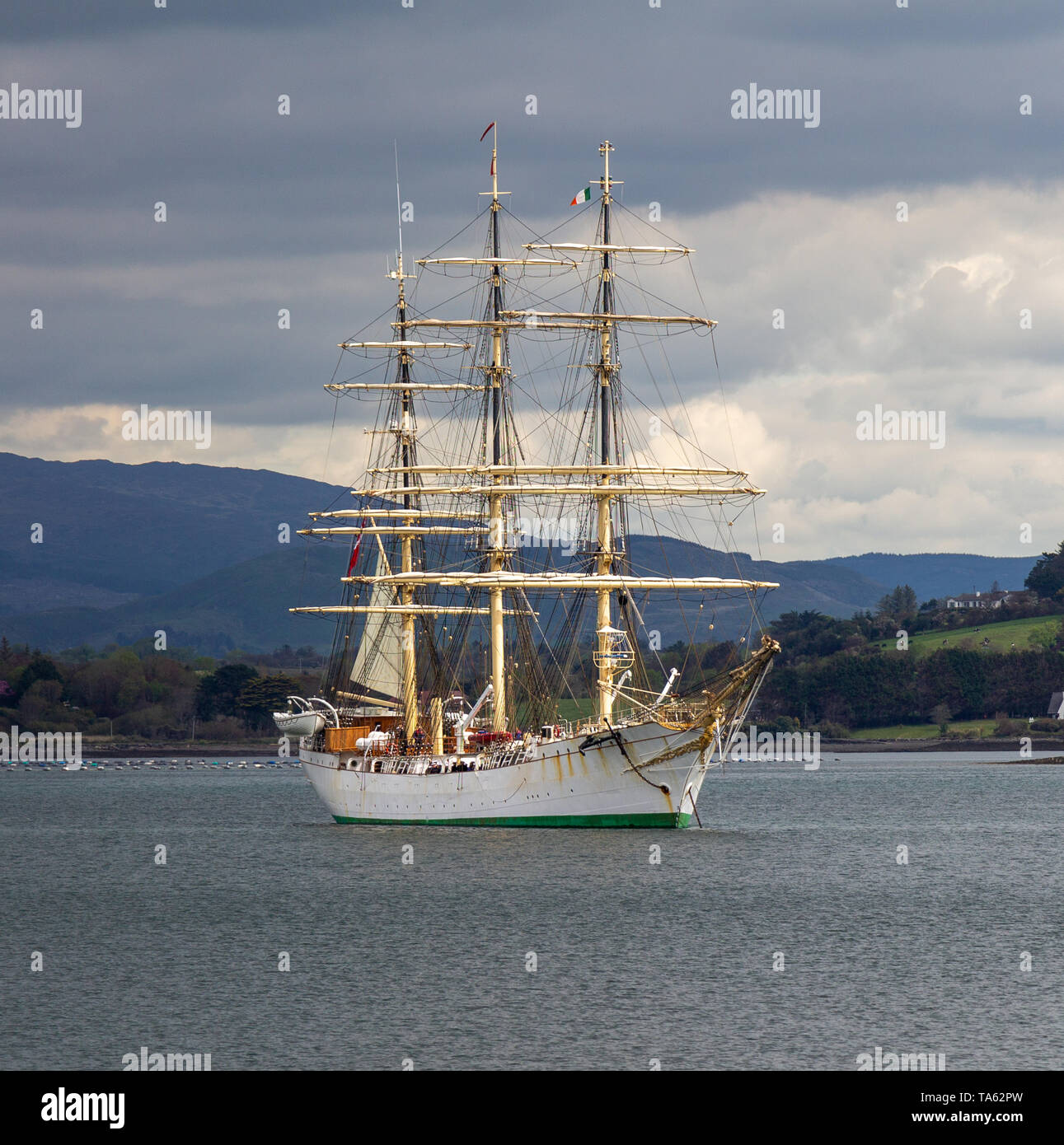 Bantry, West Cork, Irlanda, 22 maggio 2019, il Danese addestramento alla vela di nave Danmark ha navigato nel Bantry oggi i giovani cadetti un assaggio della vita a bordo di un tre master. Ella è la visita per 2 giorni per poi passare a Copenaghen. Aphperspective credito/ Alamy Live News Foto Stock