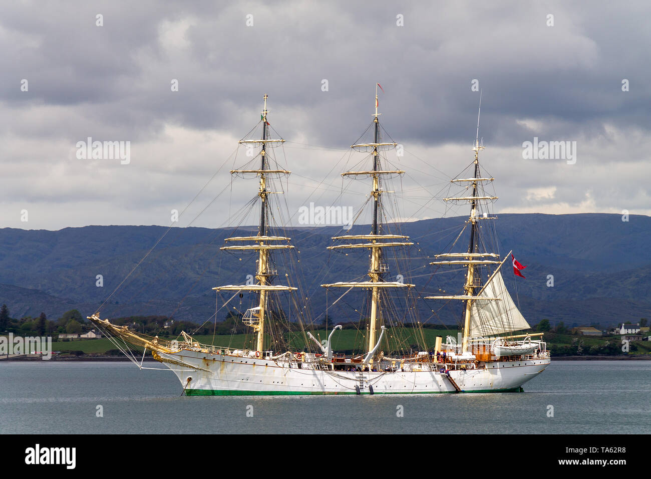 Bantry, West Cork, Irlanda, 22 maggio 2019, il Danese addestramento alla vela di nave Danmark ha navigato nel Bantry oggi i giovani cadetti un assaggio della vita a bordo di un tre master. Ella è la visita per 2 giorni per poi passare a Copenaghen. Aphperspective credito/ Alamy Live News Foto Stock