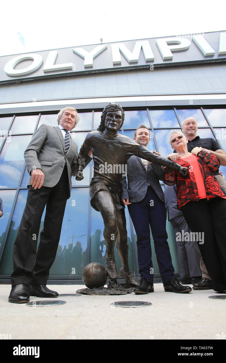 Belfast, County Antrim, settentrionale, Irlanda. 22 Maggio, 2019. Pat Jennings ex Irlanda del Nord il calciatore si unisce la famiglia e gli amici come essi si sono riuniti presso l'Olympia il centro per il tempo libero a Belfast per l inaugurazione di una statua in bronzo del compianto George Best, su quale sarebbe stata la leggenda del calcio la 73rd compleanno. Credito: Paolo McErlane/Alamy Live News Foto Stock