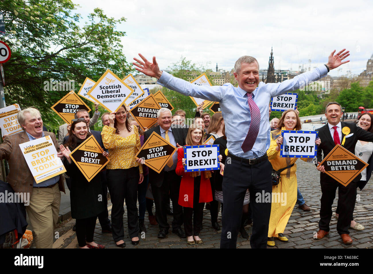 Edimburgo, Scozia. Regno Unito. 22 maggio 2019. Gruppo del Partito europeo dei liberali democratici Leader Vince il cavo e Willie Rennie frequentare un rally con attivisti e attivisti nel Maggio 22, 2019 a Edimburgo, Scozia. Una gita di un giorno in Scozia prima di domani Europa elezione. Edimburgo. Pak@ Mera/Alamy Live News Foto Stock