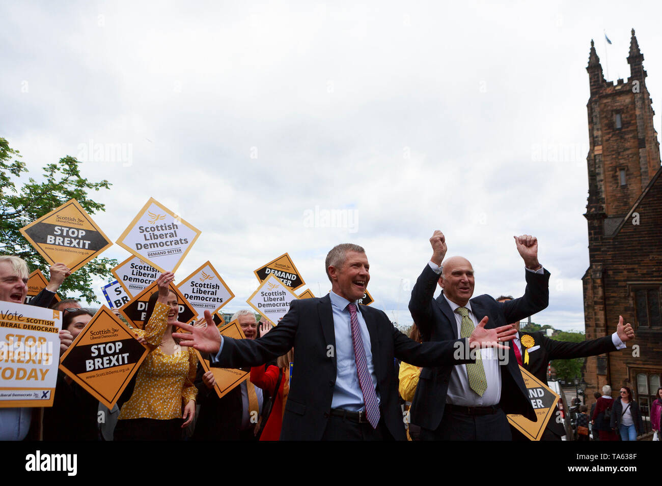 Edimburgo, Scozia. Regno Unito. 22 maggio 2019. Gruppo del Partito europeo dei liberali democratici Leader Vince il cavo e Willie Rennie frequentare un rally con attivisti e attivisti nel Maggio 22, 2019 a Edimburgo, Scozia. Una gita di un giorno in Scozia prima di domani Europa elezione. Edimburgo. Pak@ Mera/Alamy Live News Foto Stock