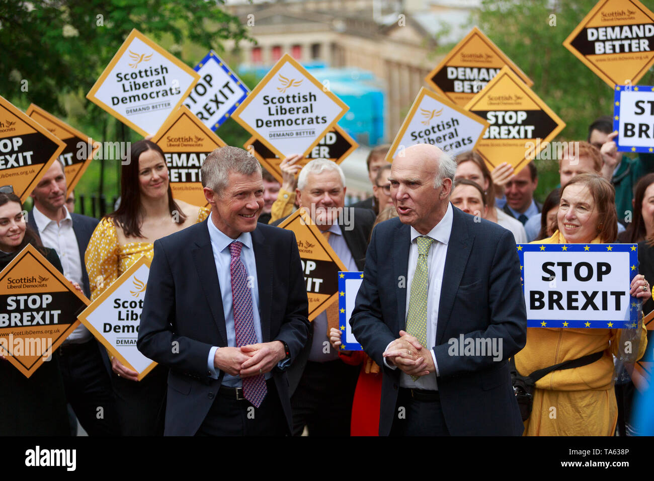 Edimburgo, Scozia. Regno Unito. 22 maggio 2019. Gruppo del Partito europeo dei liberali democratici Leader Vince il cavo e Willie Rennie frequentare un rally con attivisti e attivisti nel Maggio 22, 2019 a Edimburgo, Scozia. Una gita di un giorno in Scozia prima di domani Europa elezione. Edimburgo. Pak@ Mera/Alamy Live News Foto Stock