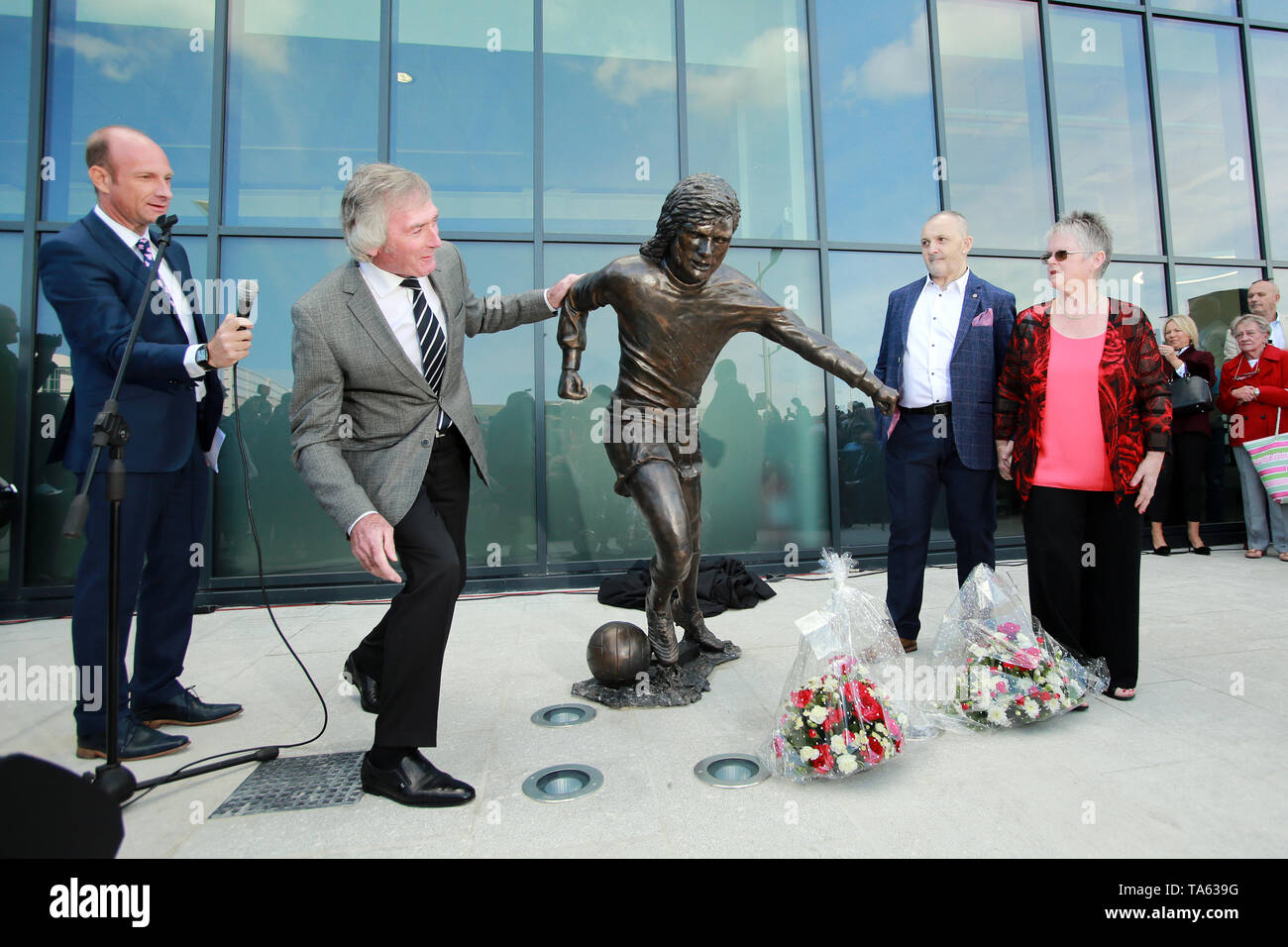 Belfast, County Antrim, settentrionale, Irlanda. 22 Maggio, 2019. Pat Jennings (sinistra) ex Irlanda del Nord il calciatore e Robert Kennedy (Centro- ni appassionato di calcio) unisce George Best' Suor Barbara McNarry dopo aver svelato una statua di bronzo di George presso l'Olympia il centro per il tempo libero a Belfast su cosa sarebbe stato il football legend's 73rd compleanno. Credito: Paolo McErlane/Alamy Live News Foto Stock