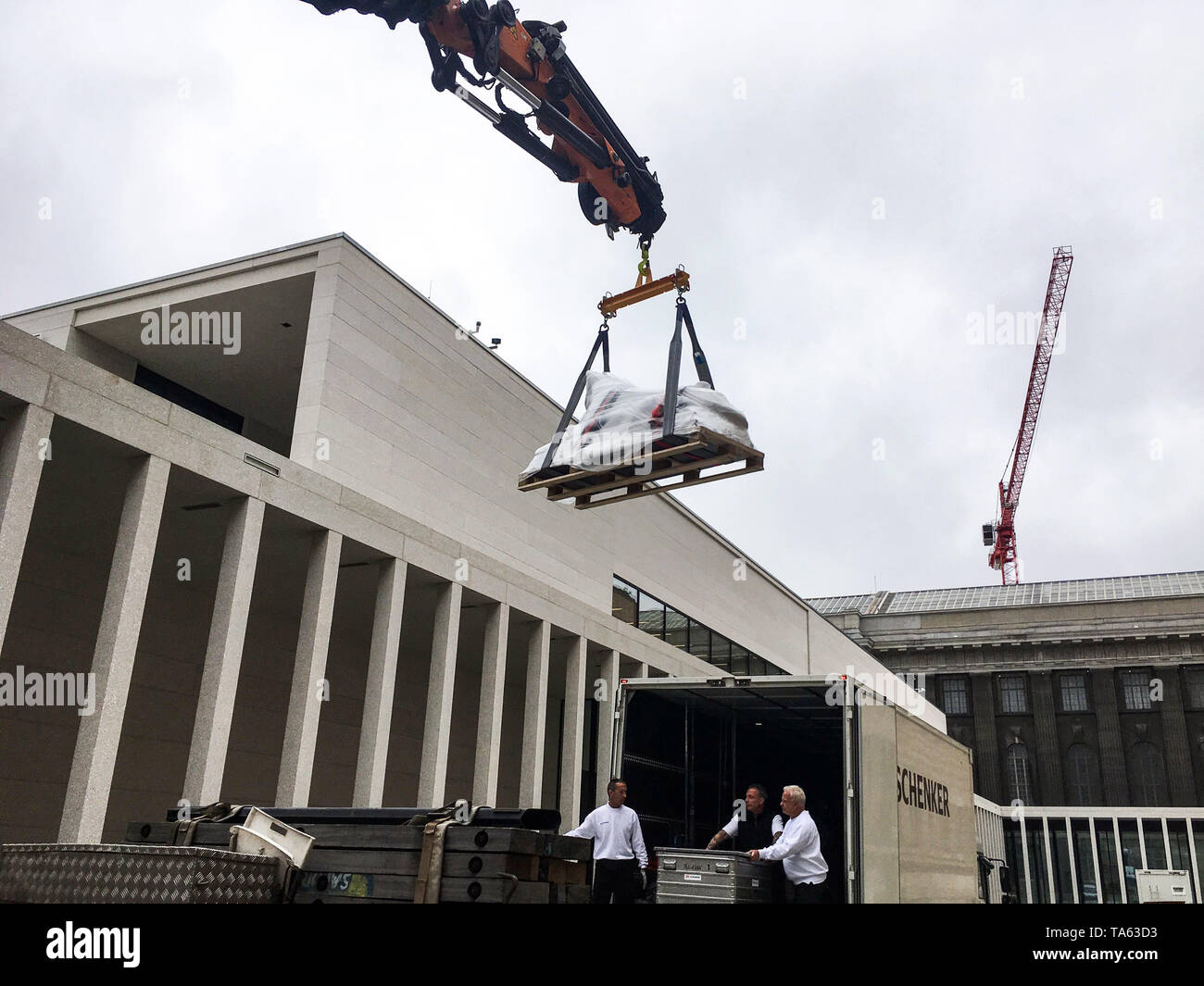 Berlino, Germania. 22 Maggio, 2019. Il 'giacente Lion' dall'artista Agosto Gallia dall'Alte Nationalgalerie viene scaricato nella parte anteriore del James Simon Gallery da una logistica aziendale utilizzando una gru. In futuro, il leone sarà anche commemorare l'espropriazione della collezione d'arte del publisher e patrono Rudolf mosse nella zona di ingresso del James Simon Gallery. Credito: Gerd Roth/dpa/Alamy Live News Foto Stock