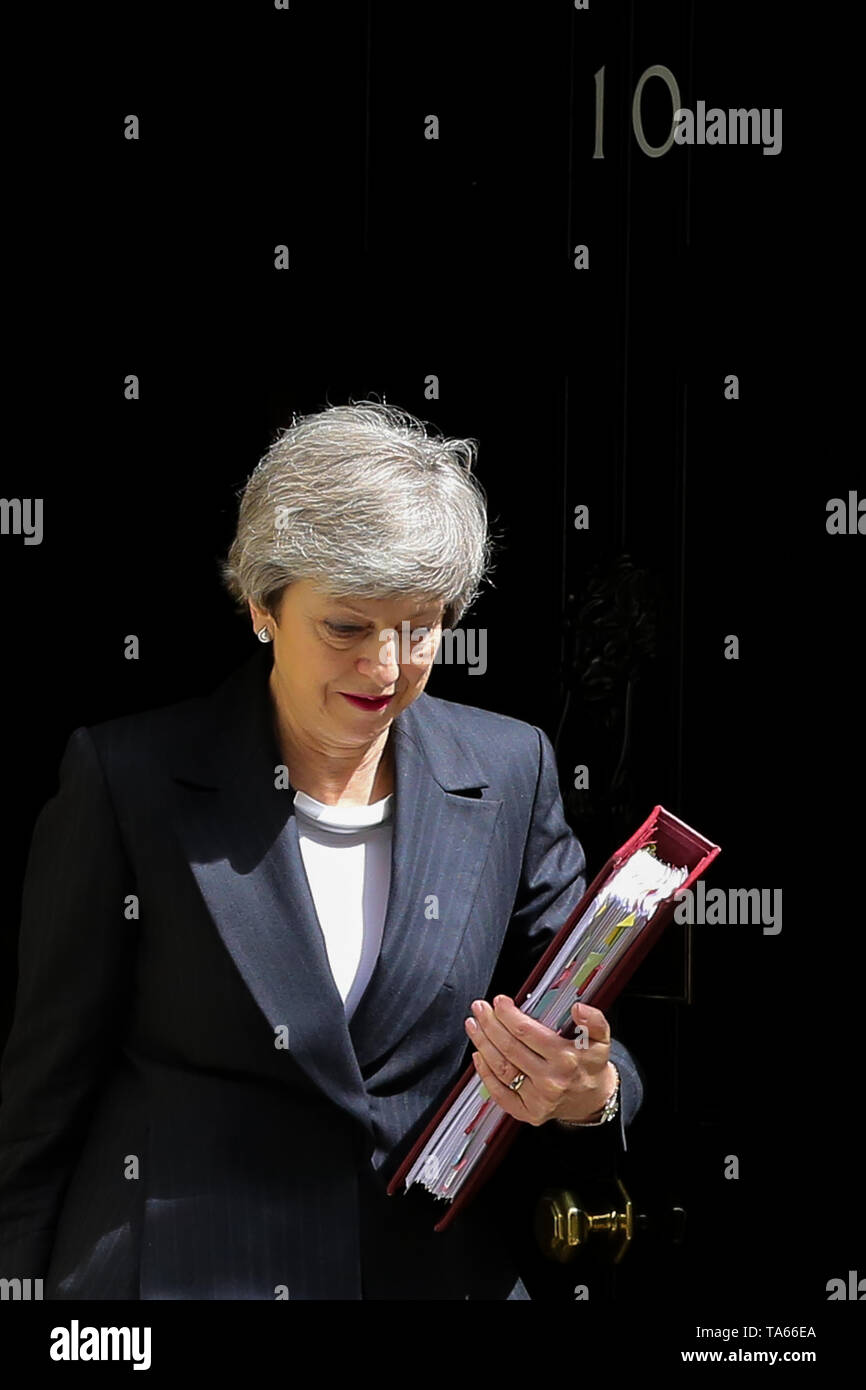 A Downing Street, London, Regno Unito 22 maggio 2019 - Primo Ministro britannico Theresa Maggio si discosta dal numero 10 di Downing Street per frequentare il primo ministro di domande (PMQs) nella Camera dei comuni alla vigilia delle elezioni del Parlamento europeo. Credito: Dinendra Haria/Alamy Live News Foto Stock