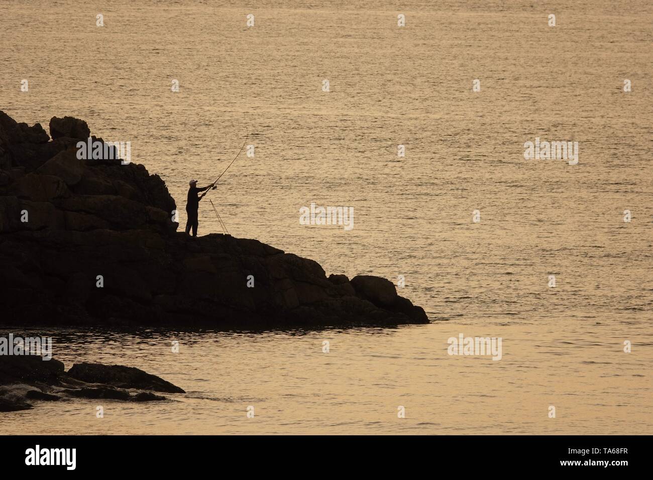 Gower, Swansea, Wales, Regno Unito. 22 maggio 2019. Un pescatore. proietta la sua accanita in linea ad un alta marea dopo una giornata calda e soleggiata a Broughton Bay sulla Penisola di Gower. Credito: Gareth Lleweyn/Alamy Live News Foto Stock