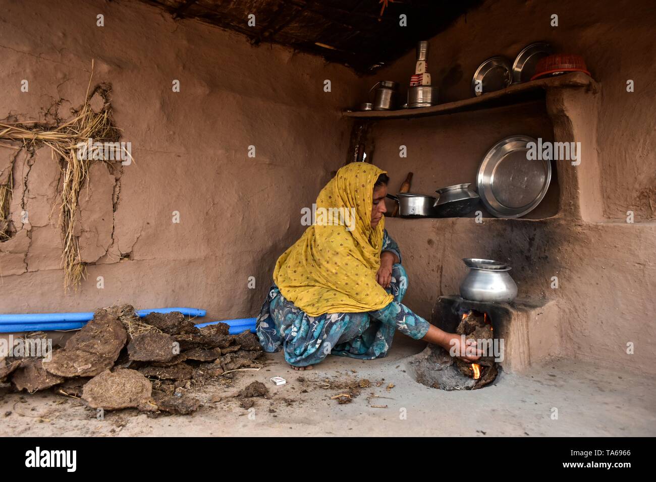 22 maggio 2019 - Patiala Punjab, India - Un indiano nomad donna vede la cottura su un combustibile efficiente stufa in Patiala distretto del Punjab (India). (Credito Immagine: © Saqib Majeed/SOPA immagini via ZUMA filo) Foto Stock