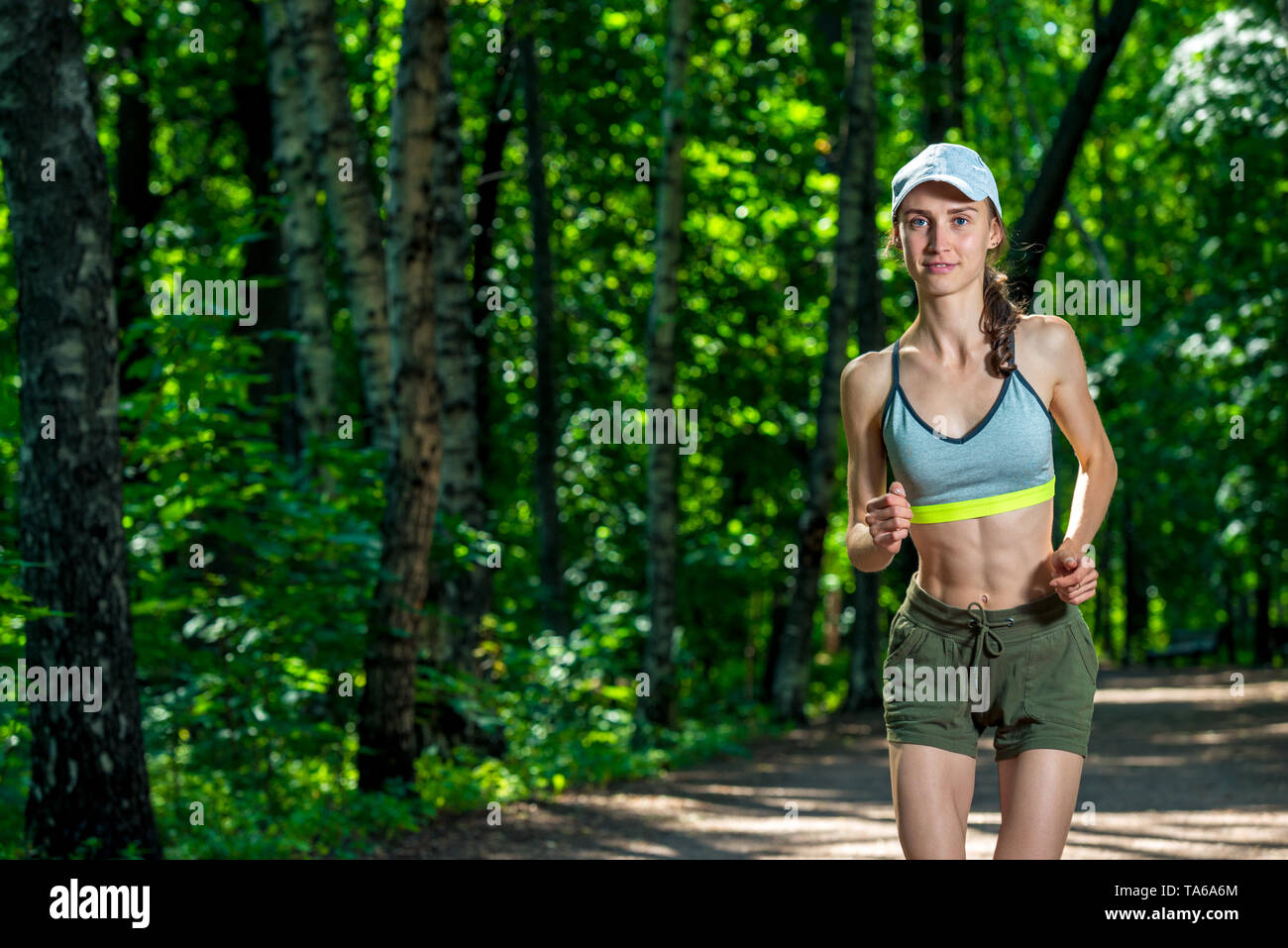 Ritratto di una femmina di runner in un parco estivo Foto Stock