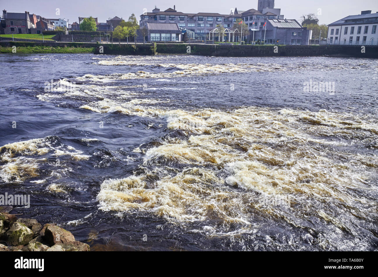 Il che scorre veloce Curragour cade sul fiume Shannon a Limerick Foto Stock