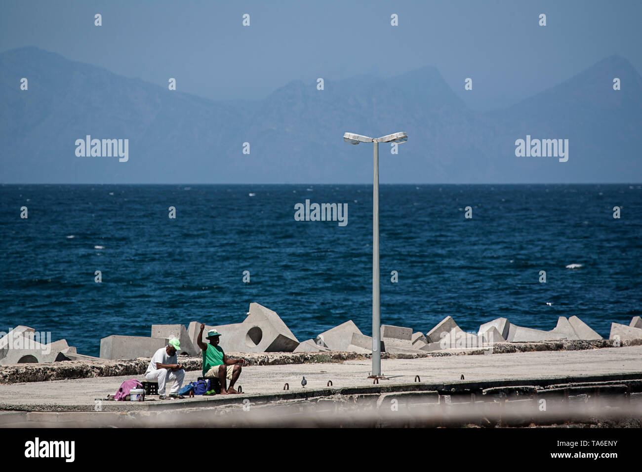 Due vecchie chaps pesca sul dock della baia Foto Stock