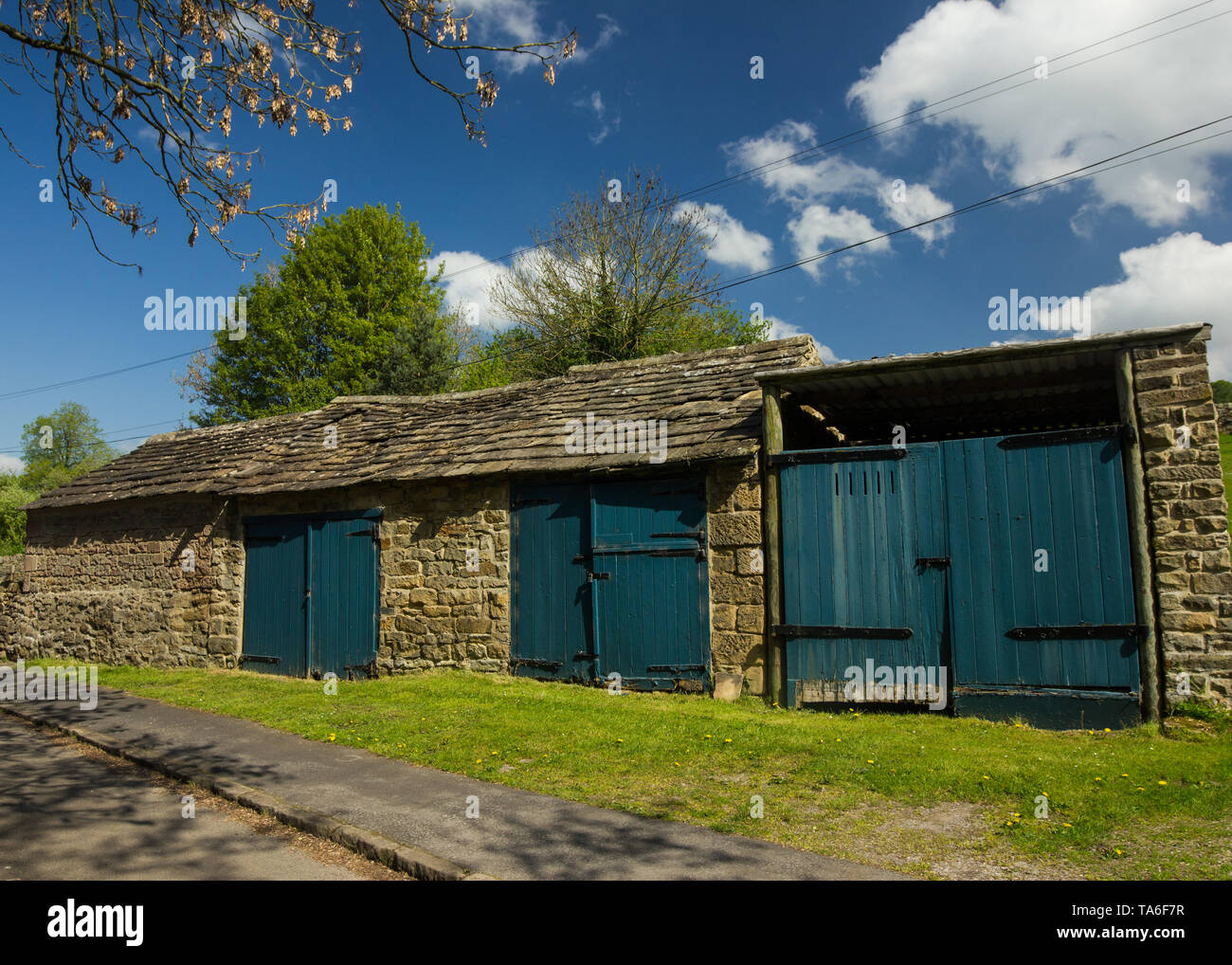 Garage al villaggio Beeley, Derbyshire Peak District UK Foto Stock