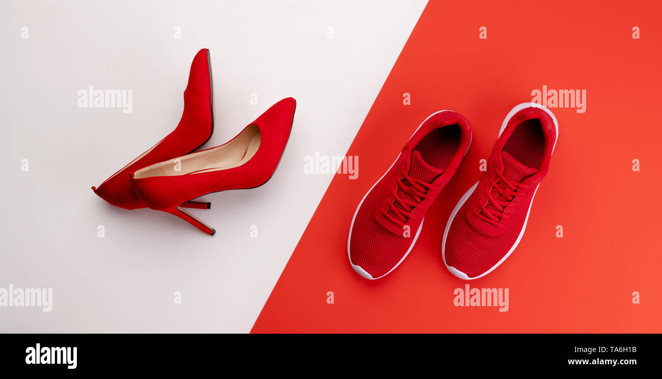 Un studio shot di coppia di funzionamento vs tacco alto scarpe sul colore di sfondo. Lay piatto. Foto Stock