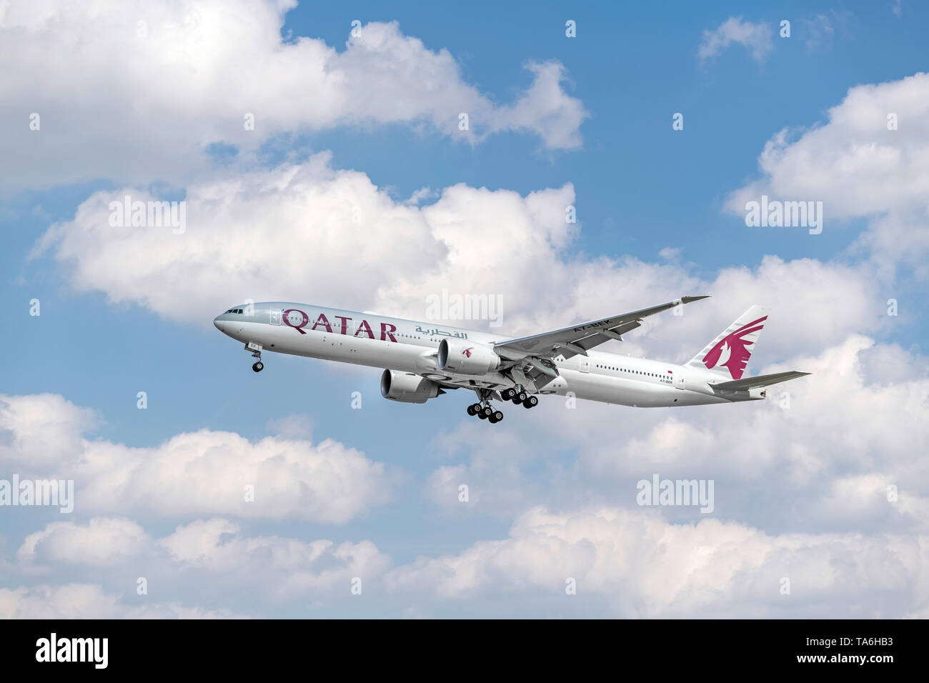 Monaco di Baviera, Germania - 02 Maggio. 2019 : Qatar Airways Boeing 777-3DZ con la registrazione degli aeromobili A7-BEK nell'approccio al sud della pista 26L del Foto Stock